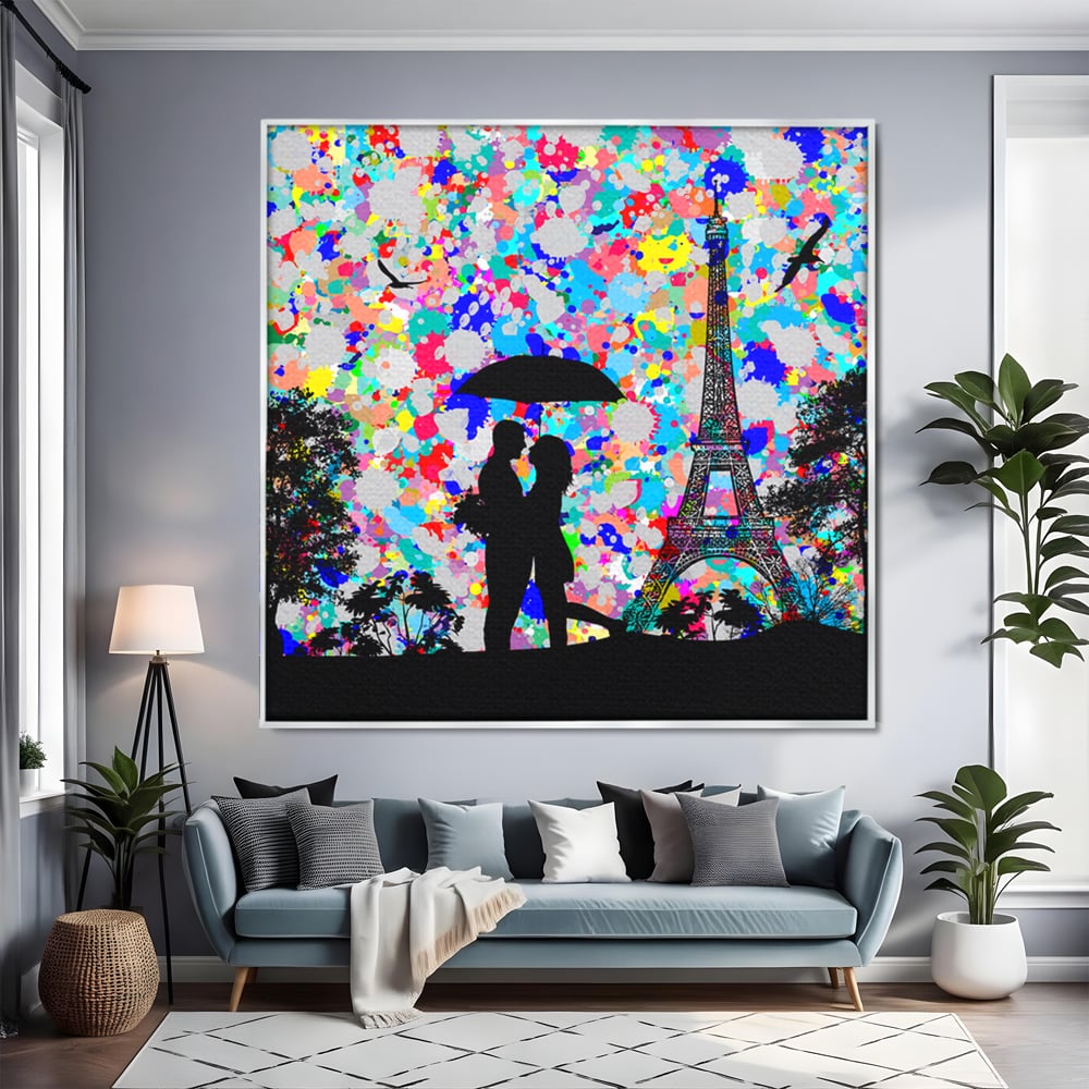 Tablou canvas cu tablou canvas cu indragostiti la paris, in rama de aluminiu argintiu, pe perete intr-un living